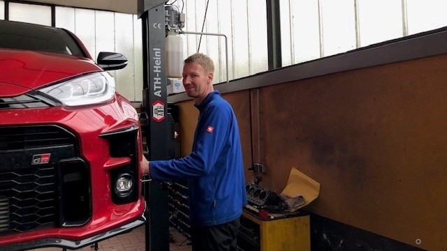 Rene Raser beim Arbeiten an einem Auto.